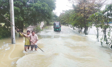 খাদ্যসংকটে ভুগছে পানিবন্দি মানুষ