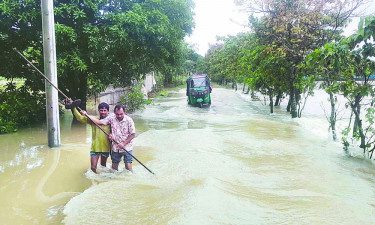 বন্যা পরিস্থিতি : খাদ্যসংকটে ভুগছে পানিবন্দি মানুষ