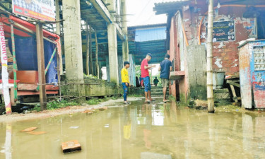 রেলওয়ে স্টেশনে জলাবদ্ধতা দুর্ভোগে সাধারণ যাত্রী