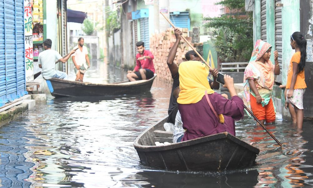 ফতুল্লায় সড়কে চলছে নৌকা