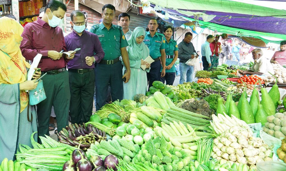 বাজারে বাণিজ্য মন্ত্রণালয়ের তদারকি টিমের অভিযান