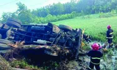 উখিয়ায় মালবাহী কাভার্ড ভ্যান নিয়ন্ত্রণ হারিয়ে খাদে, চালক নিহত