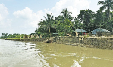 ভাঙন আতঙ্কে নদীপারের মানুষ