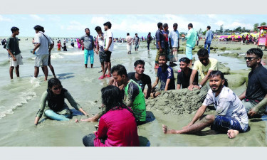 দুর্গাপূজার ছুটিতে কক্সবাজার সৈকতে মানুষের ঢল