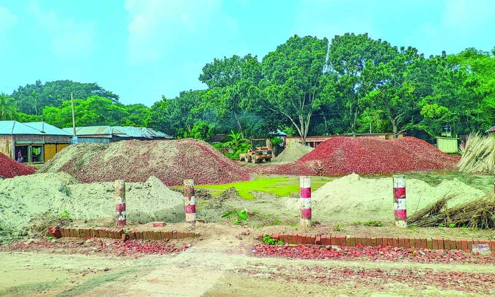 বিদ্যালয়ের মাঠ দখল করে রাস্তার নির্মাণসামগ্রী রাখলেন আ. লীগ নেতা