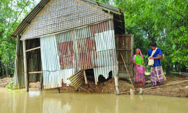 বিধ্বস্ত ঘর নিয়ে বানভাসিদের দুশ্চিন্তা