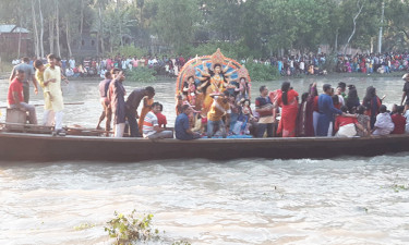 প্রতিমা বিসর্জন দিতে গিয়ে দুই নৌকার সংঘর্ষে শিশুর মৃত্যু