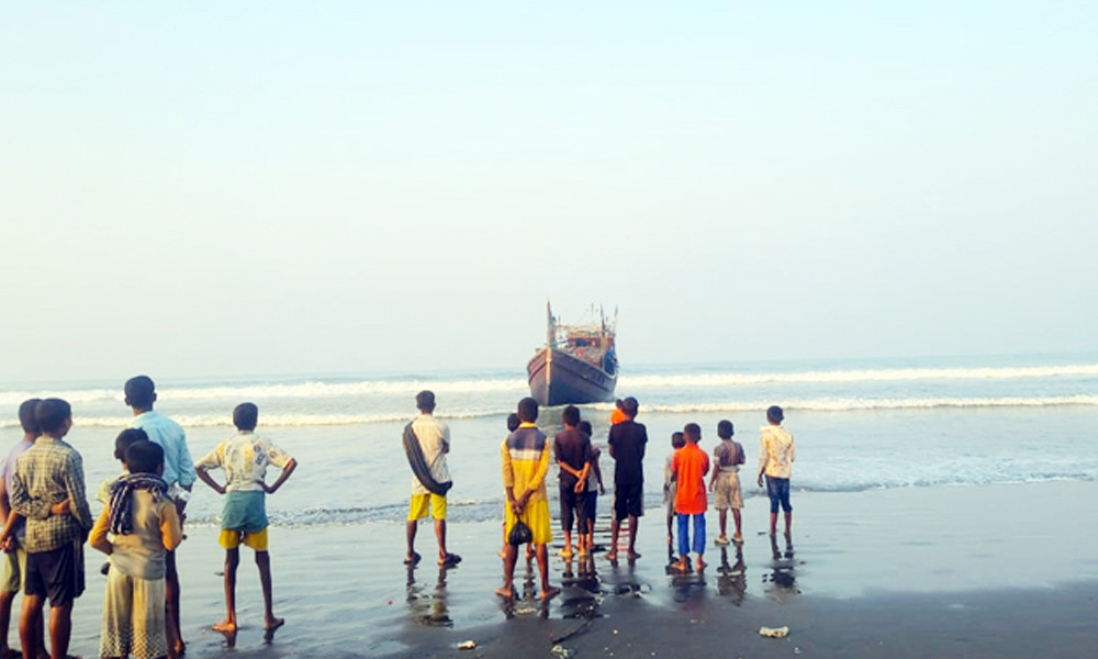 ১০ দিন সাগরে ভেসে তীরে ফিরল রোহিঙ্গাবাহী ট্রলার, আটক ২৬