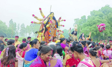 টাঙ্গাইলে বিজয়া দশমীর মেলায় দর্শনার্থীদের উপচেপড়া ভিড়