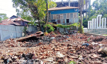 বেতাগী প্রেস ক্লাব ভবন ভেঙে গুঁড়িয়ে দেওয়ার প্রতিবাদে সাংবাদিকদের মানববন্ধন