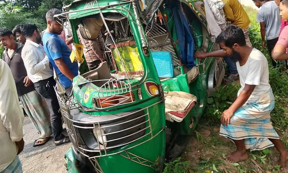 বাঁশখালীতে লরির ধাক্কায় শিশুসহ নিহত ২