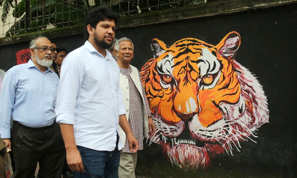 ঢাকা বিশ্ববিদ্যালয়ে হেঁটে গণঅভ্যুত্থানের গ্রাফিতি দেখলেন ড. ইউনূস