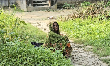 বৃদ্ধা মাকে বাড়ি থেকে বের করে দিল সন্তান