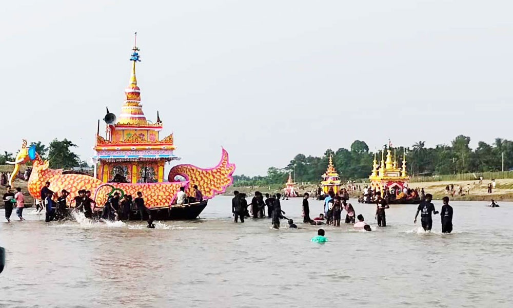 আকাশে রং-বেরঙের ফানুস, নদীতে কল্প জাহাজ