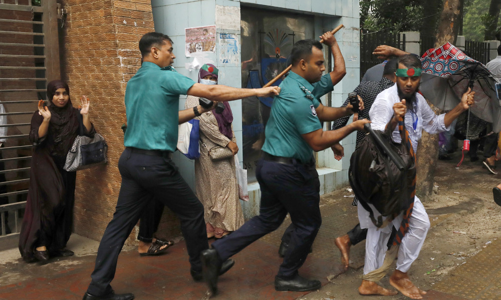 এমপিওভুক্তির দাবি: লাঠিচার্জে শিক্ষকদের ছত্রভঙ্গ