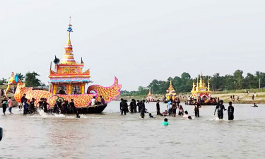 আকাশে রং-বেরঙের ফানুস, নদীতে কল্প জাহাজ