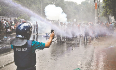 সচিবালয়ের সামনে শিক্ষকদের বিক্ষোভ জলকামানে ছত্রভঙ্গ