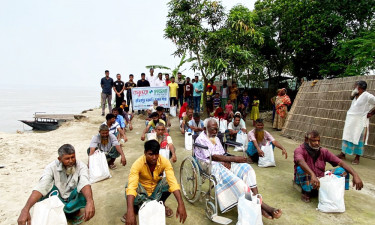 রাজিবপুরে নদীভাঙনকবলিত মানুষদের মাঝে বসুন্ধরা শুভসংঘের ত্রাণ বিতরণ