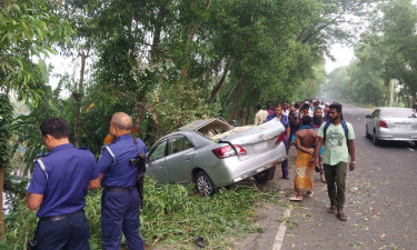 প্রাইভেটকার-ইঞ্জিনচালিত ভ্যানগাড়ির সংঘর্ষে প্রাণ গেল ভ্যানচালকের