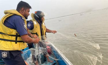 চাঁদপুরে ৫ লাখ মিটার নিষিদ্ধ কারেন্ট জালসহ আটক ৬২ জেলে