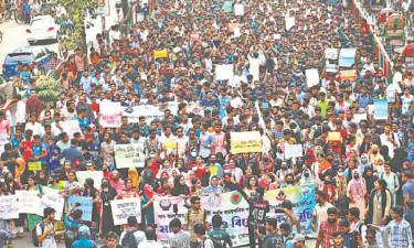 ৪৮ ঘণ্টা আলটিমেটাম দিয়ে সড়ক ছাড়লেন সাত কলেজের শিক্ষার্থী