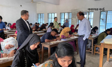 পরীক্ষা কেন্দ্র পরিদর্শন করলেন জাতীয় বিশ্ববিদ্যালয়ের উপাচার্য