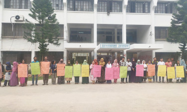 বরাদ্দকৃত শ্রেণিকক্ষ ব্যবহারের সুযোগ না পেয়ে শিক্ষার্থীদের মানববন্ধন