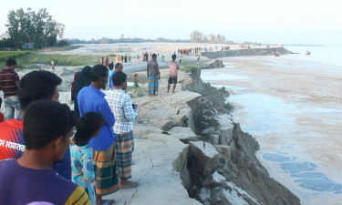 বালুখেকোদের থাবায় মেঘনাপারে ভাঙন, আতঙ্কিত এলাকাবাসী