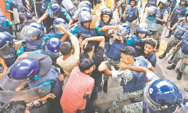 সচিবালয়ে শিক্ষার্থীদের বিক্ষোভ, লাঠিপেটা আটক ৫৪