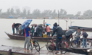 মোংলায় রাত থেকে ভারি বৃষ্টি, প্রস্তুত বন্দর ও উপজেলা প্রশাসন