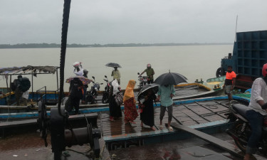 ‘ডানা’র প্রভাবে অন্ধকার চারপাশ, রাত থেকেই ভারি বৃষ্টি