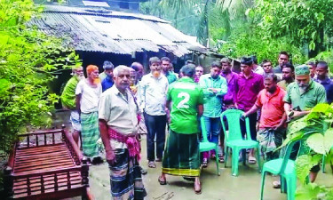 ঘূর্ণিঝড় দানার প্রভাবে গাছচাপায় কৃষকের মৃত্যু