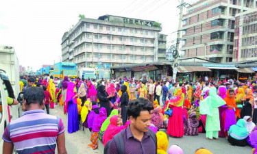 গাজীপুরে বকেয়া বেতনের দাবিতে শ্রমিকদের সড়ক অবরোধ