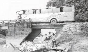 ঝুঁকিপূর্ণ সেতু নিয়ে ভোগান্তি