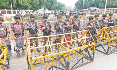 বঙ্গভবনের সামনের রাস্তায় এখনো রয়েছে কাঁটাতারের ব্যারিকেড।