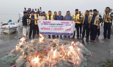 পদ্মায় ইলিশ শিকারের দায়ে ৭ জেলে আটক