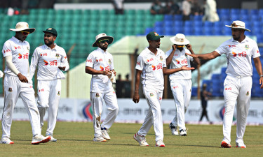 বড় সংগ্রহ নিয়ে লাঞ্চে দক্ষিণ আফ্রিকা, তাইজুলের ৫ উইকেট