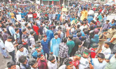 সাত কলেজ শিক্ষার্থীদের অবরোধে চরম দুর্ভোগ রবিবার ব্লকেড, অনশন