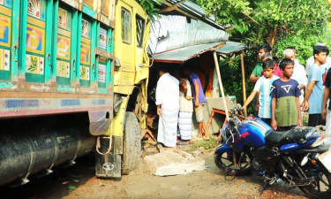 নিয়ন্ত্রণ হারিয়ে চায়ের দোকানে ঢুকে গেল ট্রাক, নিহত ১