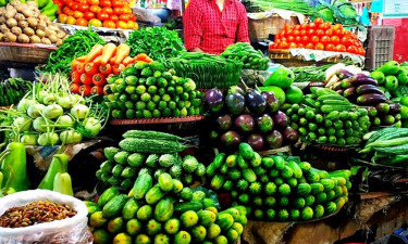 সবজিতে কিছুটা স্বস্তি, পেঁয়াজ-মুরগি চড়া