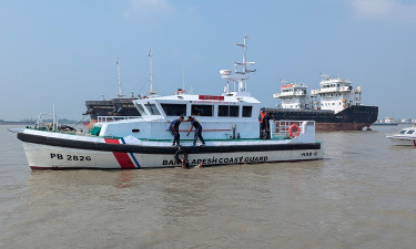 মোংলায় দুই জাহাজের ধাক্কায় নিখোঁজ জেলে, কোস্ট গার্ডের অভিযান