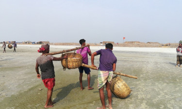 দুবলার চরে যাচ্ছেন ১০ হাজার জেলে