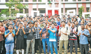 স্বতন্ত্র বিশ্ববিদ্যালয়ের দাবিতে সাত কলেজের শিক্ষার্থীদের বিক্ষোভ