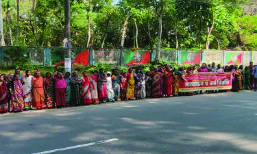 মজুরি পরিশোধের দাবিতে রাজপথে চা শ্রমিকরা