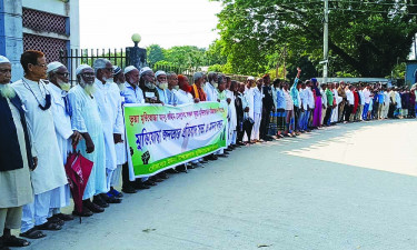 ভুয়া মুক্তিযোদ্ধাদের তালিকা থেকে বাদ দেওয়ার দাবিতে মানববন্ধন