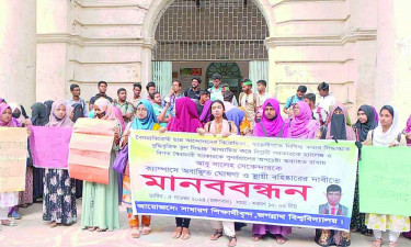 জবি শিক্ষককে স্থায়ী বহিষ্কারের দাবিতে ক্লাসরুমে তালা