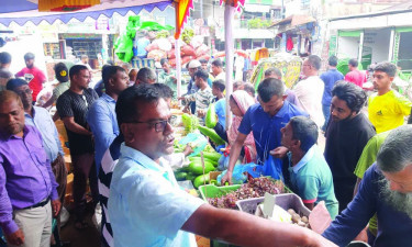 বিএনপি নেতার বিনা লাভের বাজার, স্বল্প আয়ের মানুষের ভিড়