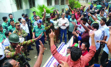 গণ-অভ্যুত্থানের পর লাপাত্তা, ক্যাম্পাসে ফিরেই অবরুদ্ধ উপাচার্য