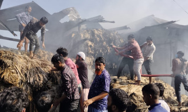 শরীয়তপুরে অগ্নিকাণ্ড : ১৮ কৃষিপণ্যের গুদাম ভস্মীভূত