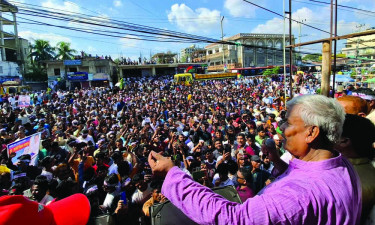 ‘শেখ হাসিনা নেত্রী হয়ে নয়, আসামি হয়ে কাঠগড়ায় দাঁড়াতে দেশে ফিরে আসবেন’